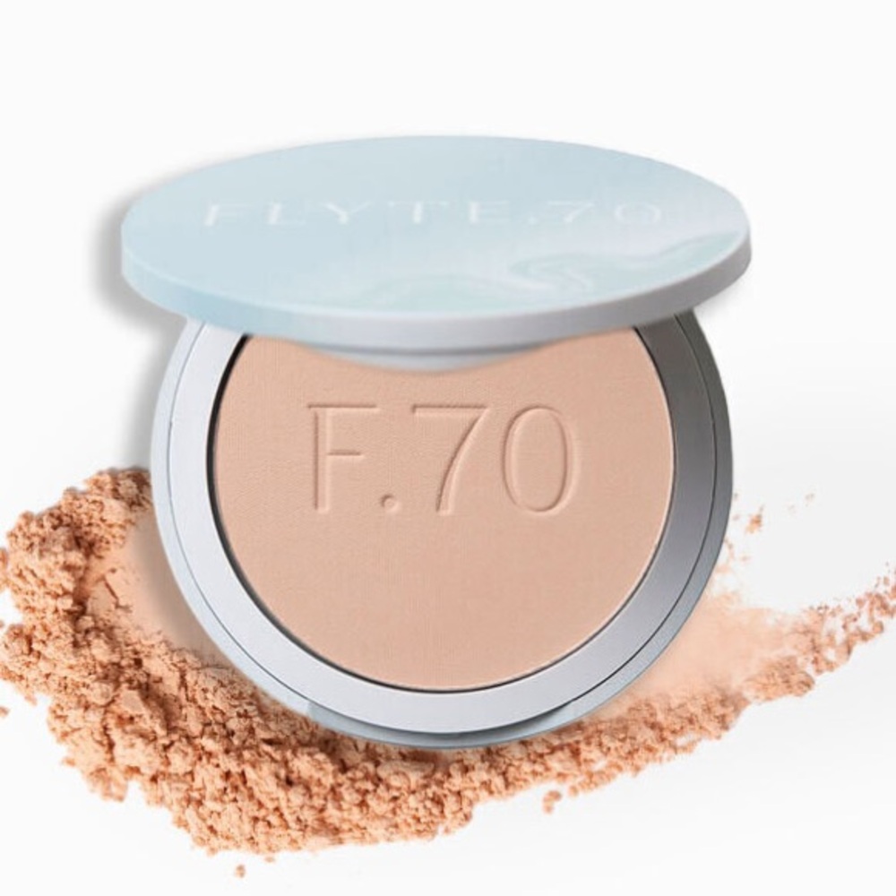 FLYTE.70 The Final Act Lucid Finishing Powder in Holiday (peachy beige)